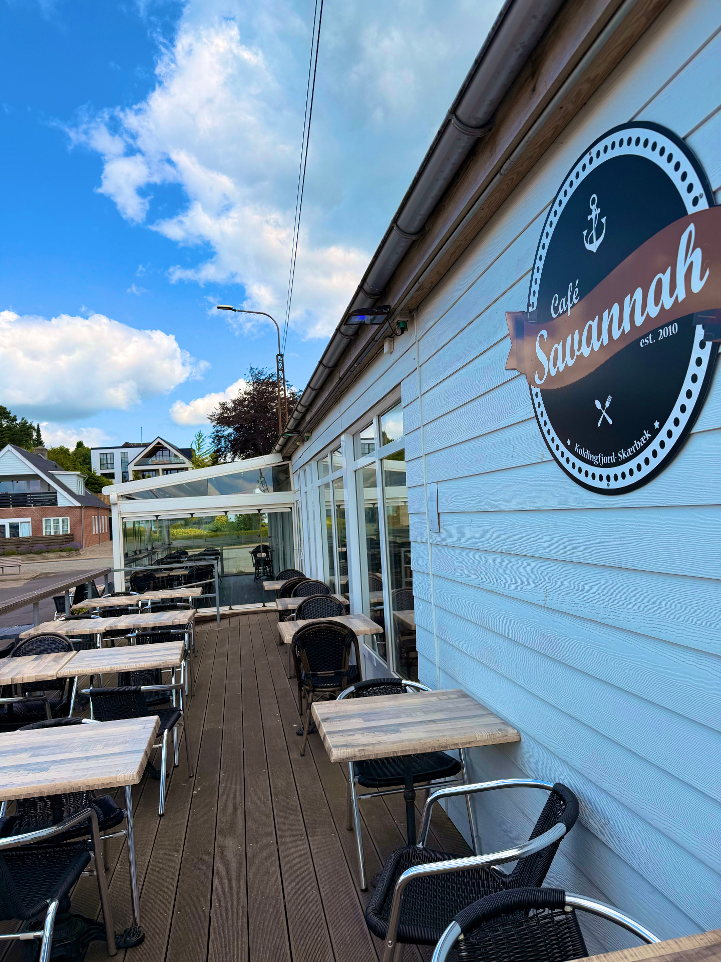 Terrasse med Café Savannah-skiltet